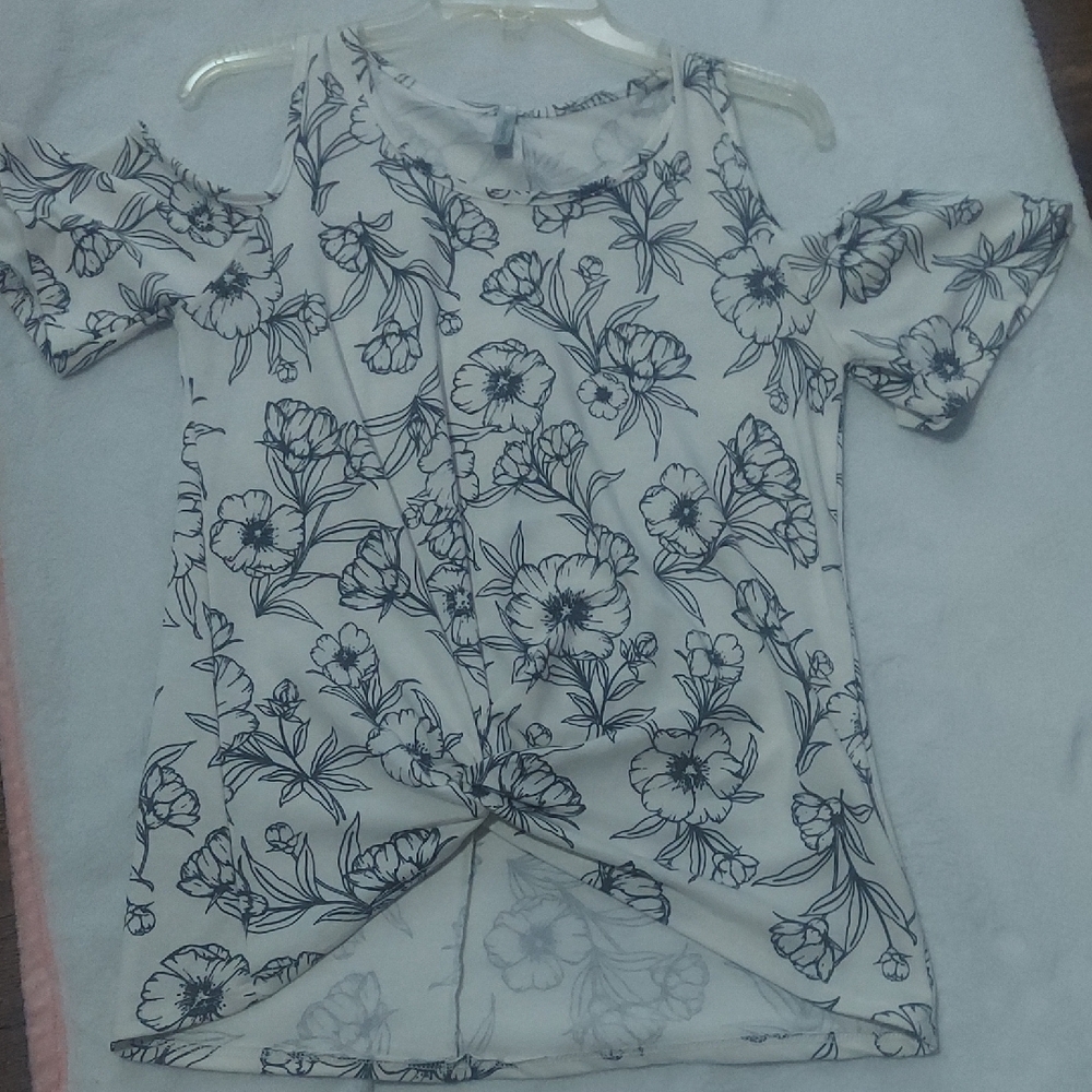 5/$10 Acting Pro White Floral Cold-Shoulder Blouse - Picture 4 of 15